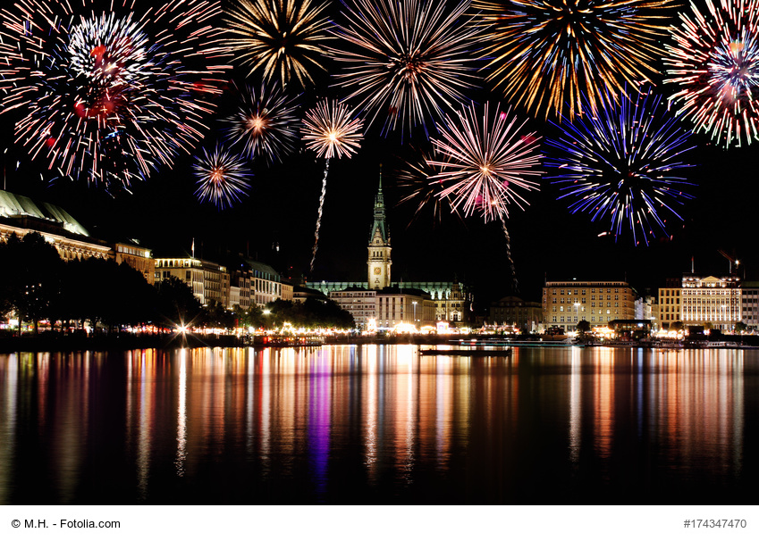 Feuerwerk über der Binnenalster in Hamburg