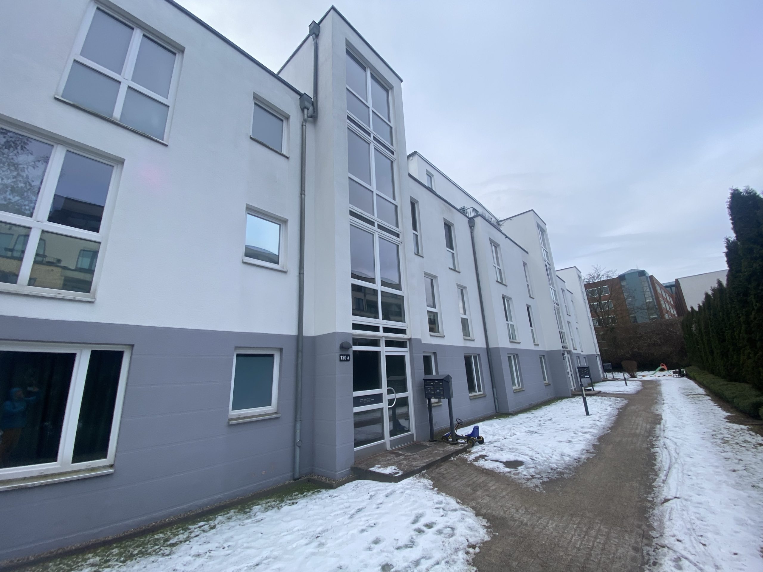 Wohnblock mit grauer Fassade.